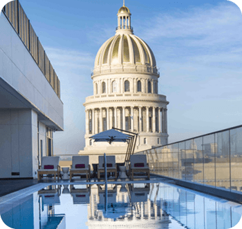 Vista de alojamiento con piscina